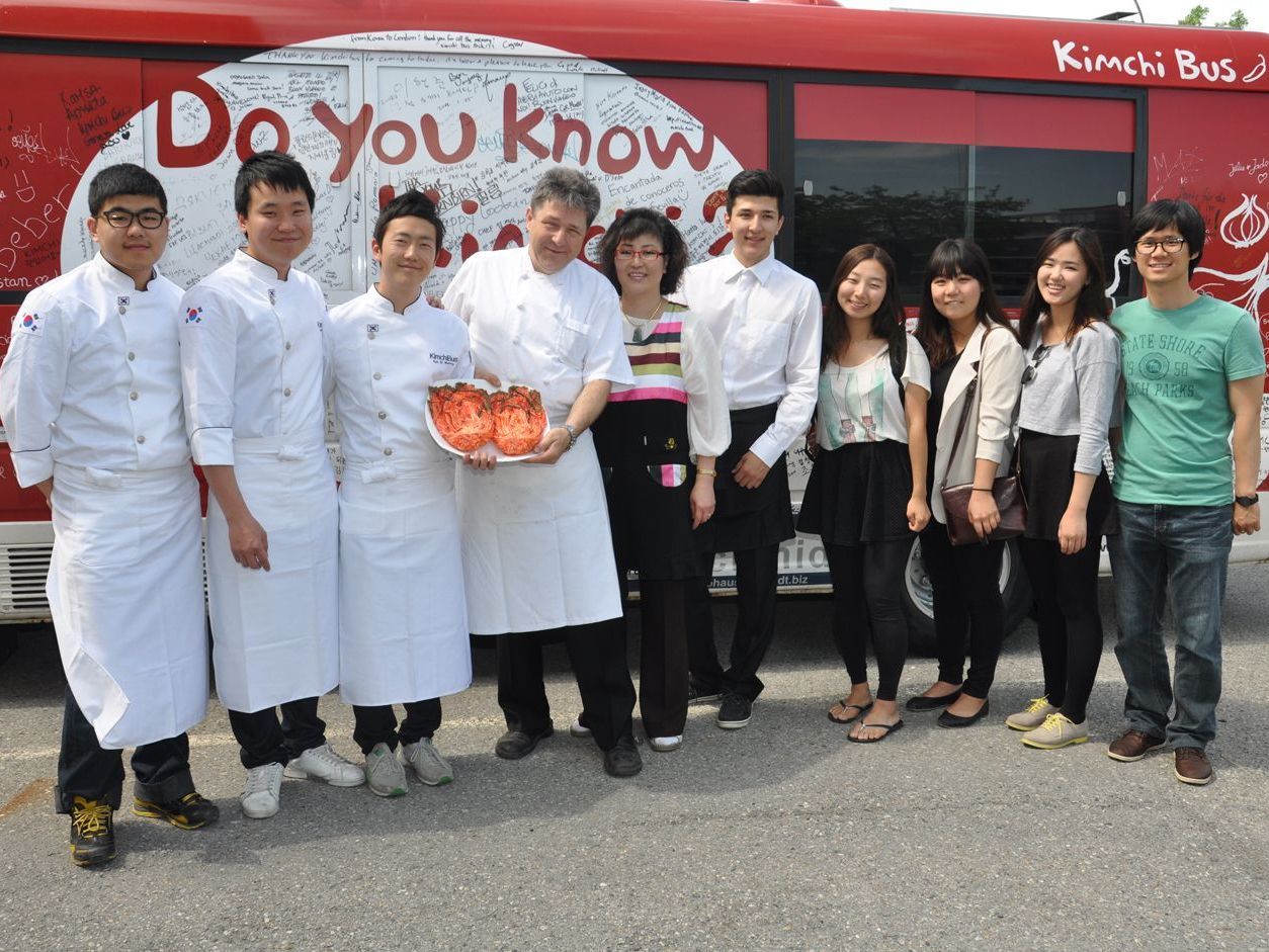 Die drei koreanischen Studenten mit dem Ehepaar Müller und FH-Studenten vor dem Kimchibus.