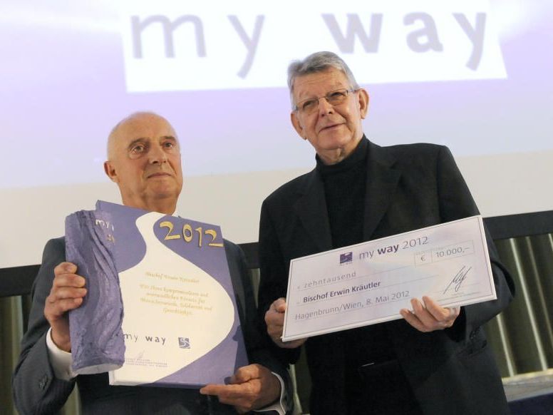 Erwin Kräutler (r.) ist am Dienstag in Hagenbrunn von Bürgermeister Ernst Fischer mit dem "my way"-Preis 2012 ausgezeichnet worden. Erwin Kräutler (r.) ist am Dienstag in Hagenbrunn von Bürgermeister Ernst Fischer mit dem "my way"-Preis 2012 ausgezeichnet worden.