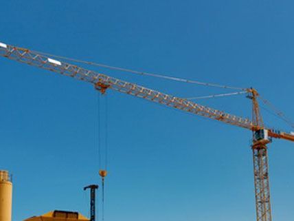 Im Bezirk Korneuburg wurde ein Wiener am Donnerstagabend durch einen Kran tödlich verletzt. Im Bezirk Korneuburg wurde ein Wiener am Donnerstagabend durch einen Kran tödlich verletzt.