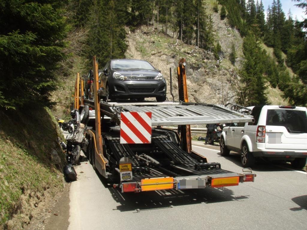 Schwerer Motorradunfall zwischen Lech und Warth forderte einen Verletzten. Schwerer Motorradunfall zwischen Lech und Warth forderte einen Verletzten.
