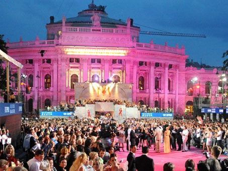 Damals noch ein kleines Event, heute ein Society-Highlight: Der Life Ball. Damals noch ein kleines Event, heute ein Society-Highlight: Der Life Ball.