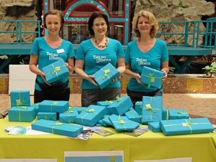 aktion leben verteilt Überraschungs-Päckchen zugunsten schwangerer Frauen in Not.