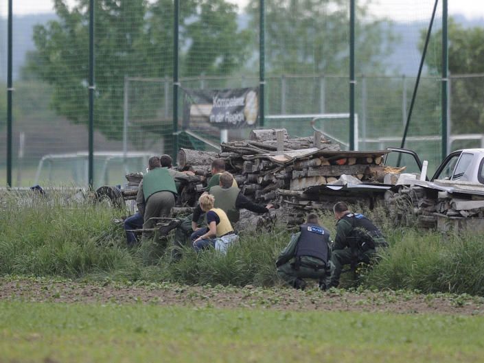 Nachdem der 14-Jährige auf dem Schulgelände um sich geschossen hatte, verschanzte er sich auf einem Sportplatz. Nachdem der 14-Jährige auf dem Schulgelände um sich geschossen hatte, verschanzte er sich auf einem Sportplatz.
