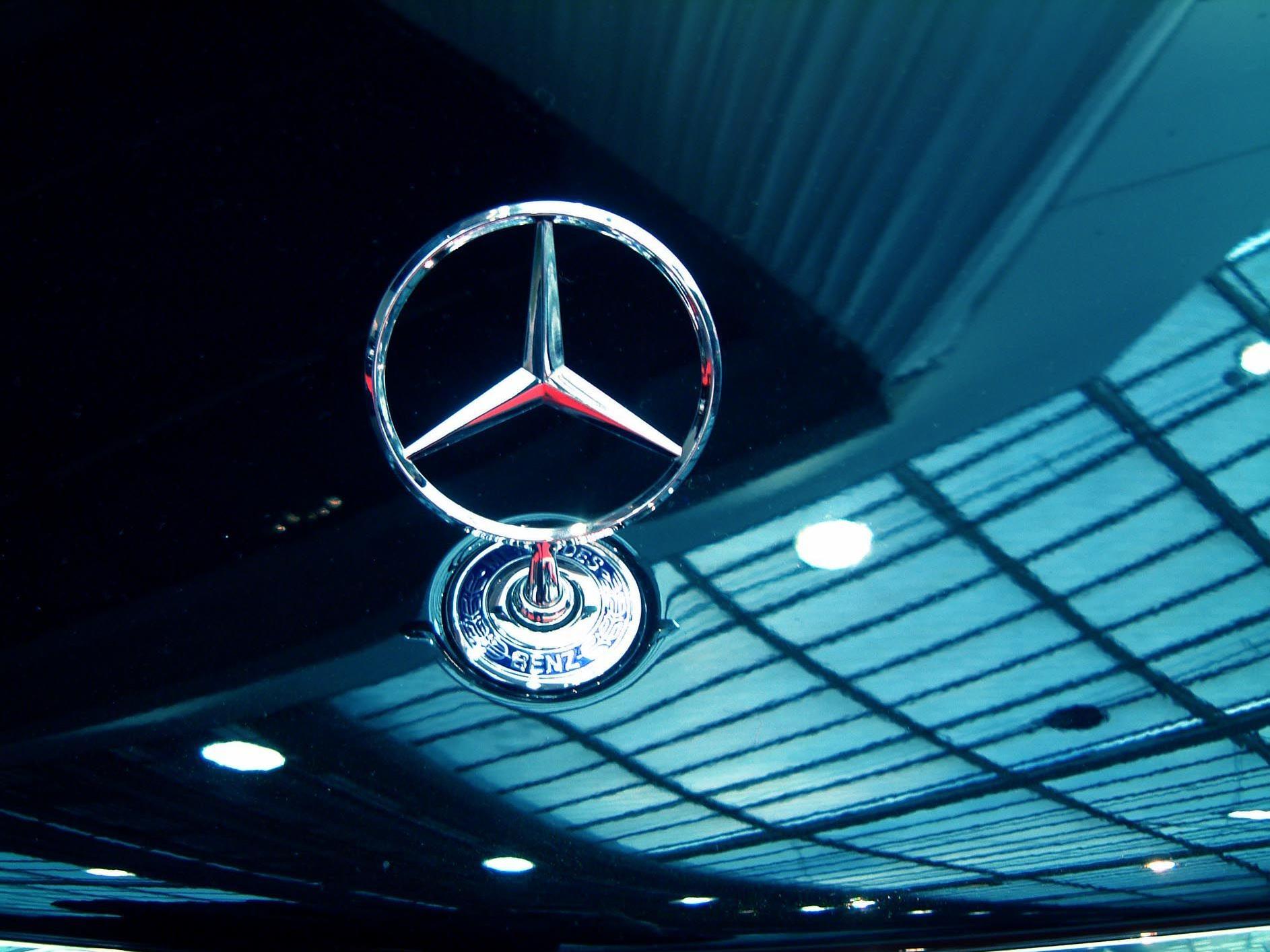 Ein hochwertiger Mercedes wurde in der Nacht aus dem Schauraum "gefahren".
