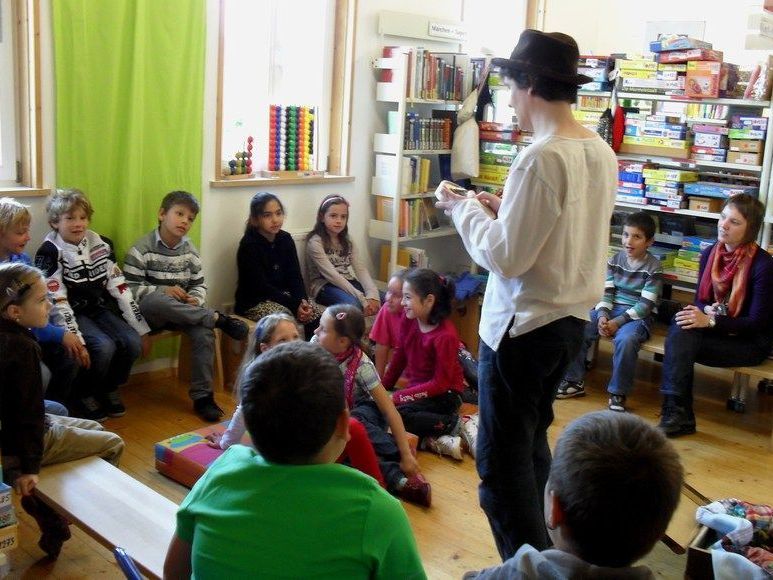 Geschichtenerzähler "Riku" hatte wunderbare Geschichten in seinem Fundus Geschichtenerzähler "Riku" hatte wunderbare Geschichten in seinem Fundus