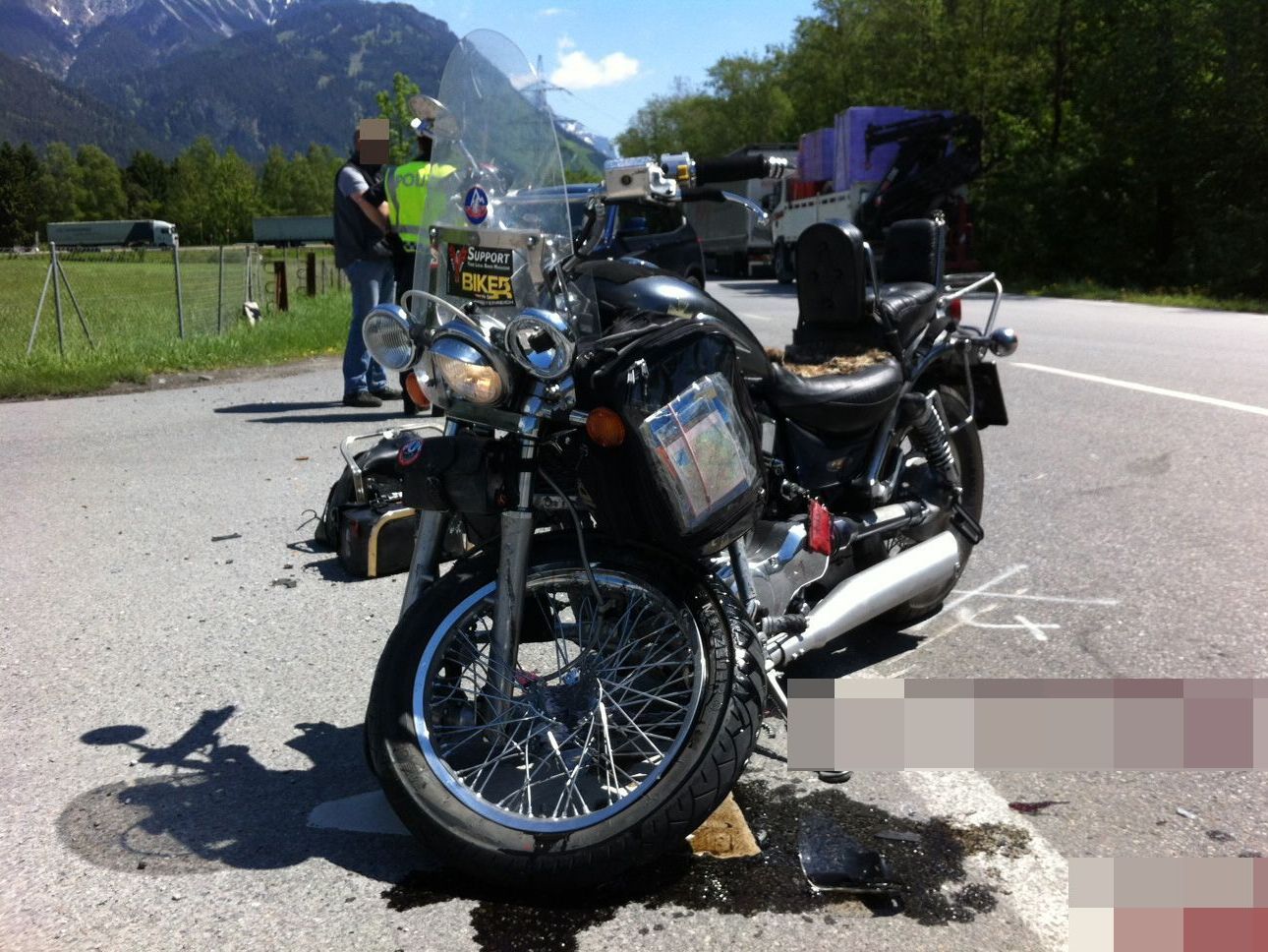Schwerer Motorradunfall auf der L190 in Nüziders. Schwerer Motorradunfall auf der L190 in Nüziders.
