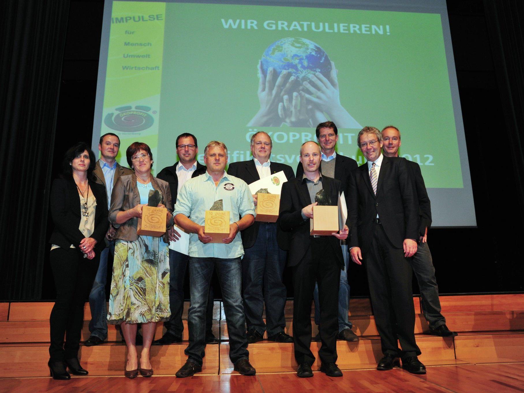 Gemeinsam mit den Bürgermeistern der Standortgemeinden überreichte Landesstatthalter Karlheinz Rüdisser die Zertifikate an die stolzen Unternehmerinnen und Unternehmer.