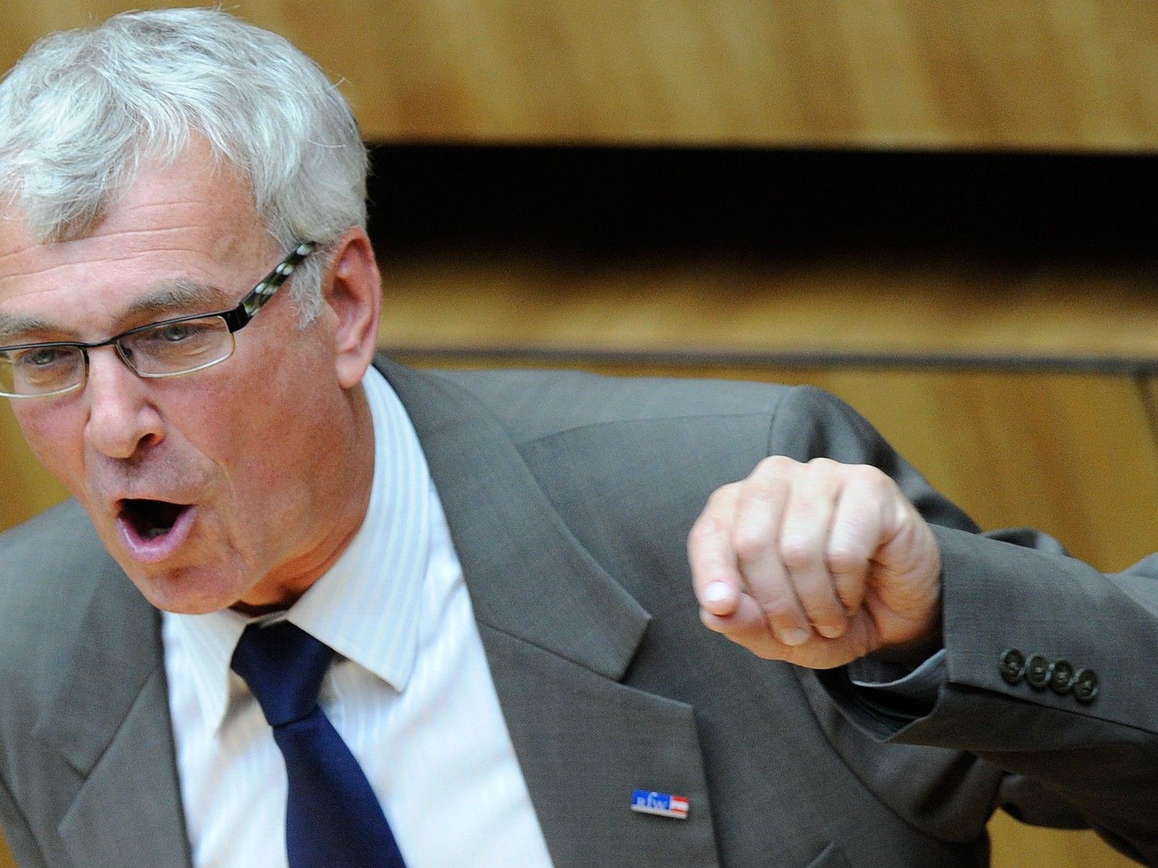 Elmar Podgorschenk erschien, trotz Verbot, mit Ausgehuniform auf dem WKR-Ball. Elmar Podgorschenk erschien, trotz Verbot, mit Ausgehuniform auf dem WKR-Ball.