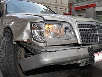 Diesen Wagen verendeten die Einbrecher am Sonntagmorgen als "Rammbock". Diesen Wagen verendeten die Einbrecher am Sonntagmorgen als "Rammbock".