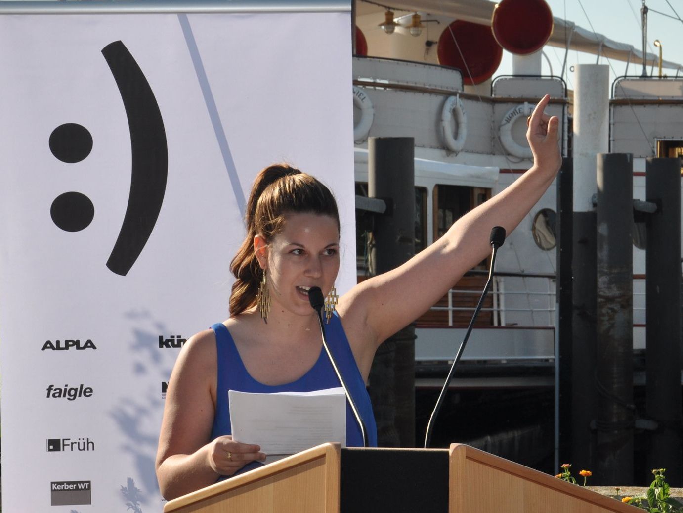 Raphaela Konzett, Autorin, Poetry-Slammerin, Kindergartenpädagogin, bei ihrem Lesebeitrag. Raphaela Konzett, Autorin, Poetry-Slammerin, Kindergartenpädagogin, bei ihrem Lesebeitrag.