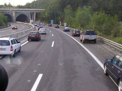 Die Rettungsgasse auf der A2 vom Beifahrersitz des Feuerwehrautos aus gesehen. Die Rettungsgasse auf der A2 vom Beifahrersitz des Feuerwehrautos aus gesehen.