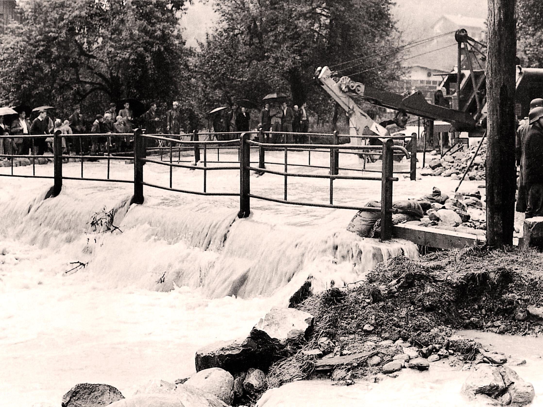 Hochwasser 1957 und die Feuerwehr mit schwerem Räum-Gerät bei der Brücke der L 3 in Rickenbach. Hochwasser 1957 und die Feuerwehr mit schwerem Räum-Gerät bei der Brücke der L 3 in Rickenbach.