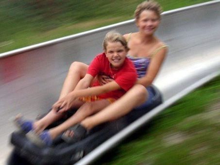 Die Sommerrodelbahn auf der Hohe Wand Wiese wurde am 5. Mai 2012 eröffnet. Die Sommerrodelbahn auf der Hohe Wand Wiese wurde am 5. Mai 2012 eröffnet.