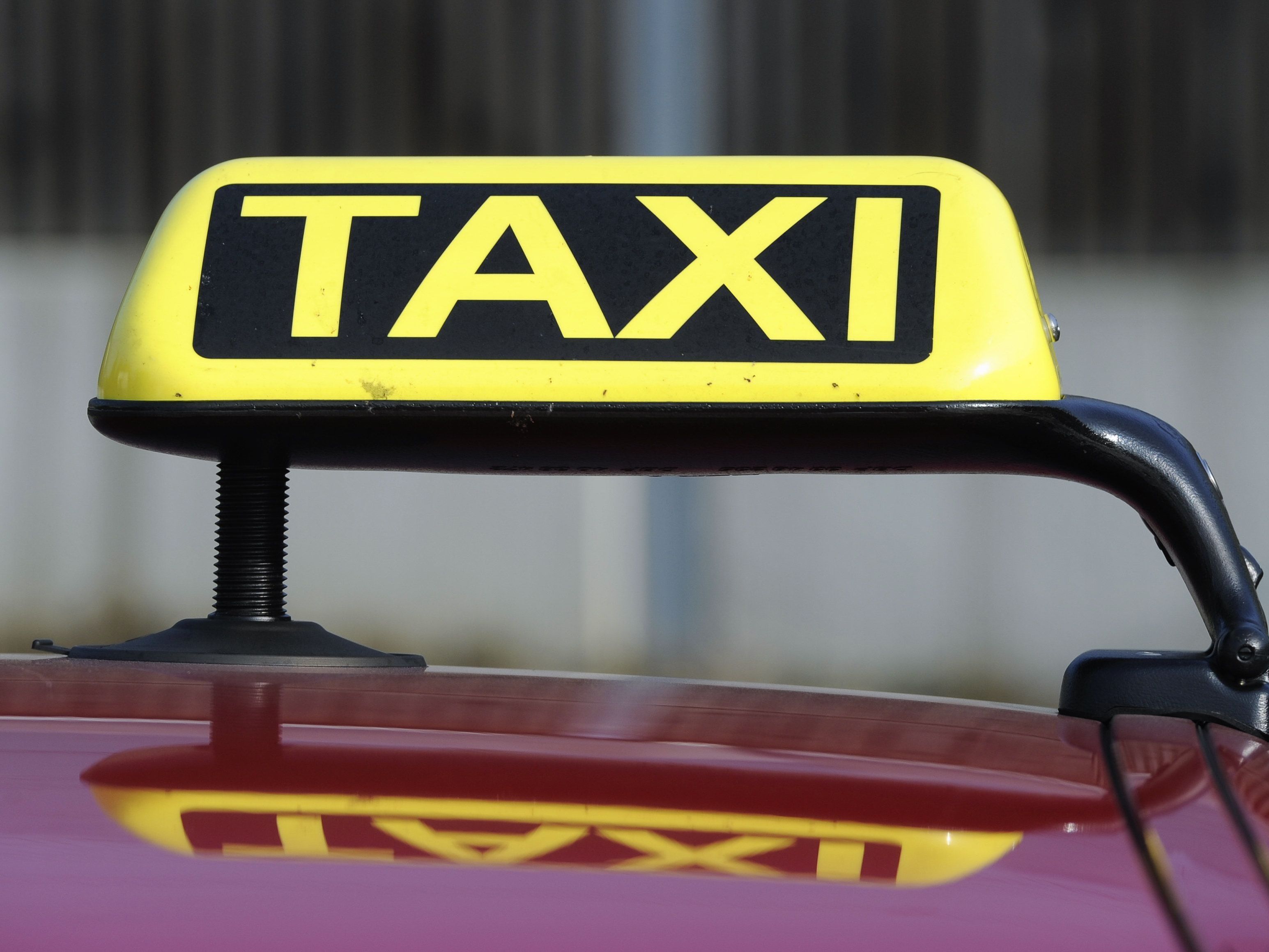 Die Taxiunternehmer freut's, den Steuerzahler weniger. Die österreichischen Ministerien geben 2011 mehr als 300.000 Euro für Taxifahrten aus. Die Taxiunternehmer freut's, den Steuerzahler weniger. Die österreichischen Ministerien geben 2011 mehr als 300.000 Euro für Taxifahrten aus.