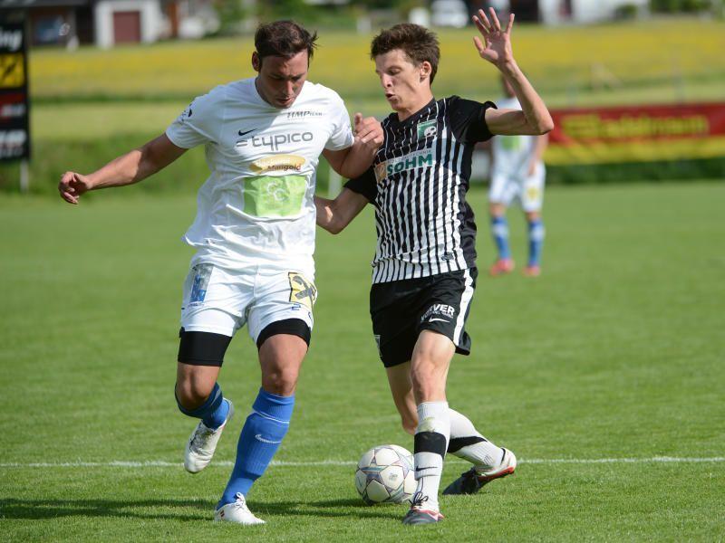 FC Alberschwende gewinnt gegen Leader Lochau trotz Unterzahl mit 2:0.