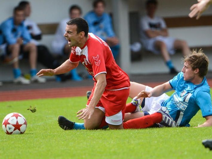 Kevin Dold war nie und nimmer zu halten und wurde oft regelwidrig zu Fall gebracht. Kevin Dold war nie und nimmer zu halten und wurde oft regelwidrig zu Fall gebracht.