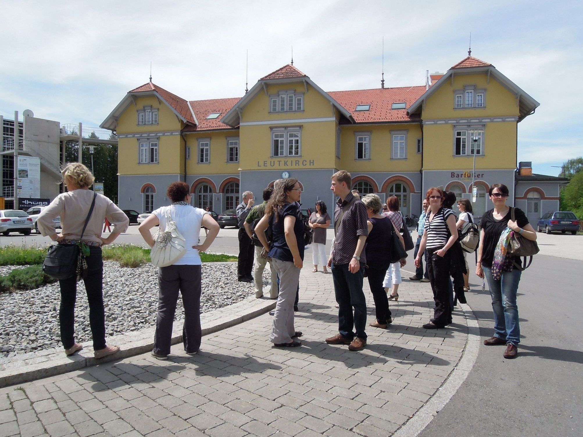 Die VHS-Mitarbeiter vor dem Bürgerbahnhof in Leutkirch. Die VHS-Mitarbeiter vor dem Bürgerbahnhof in Leutkirch.