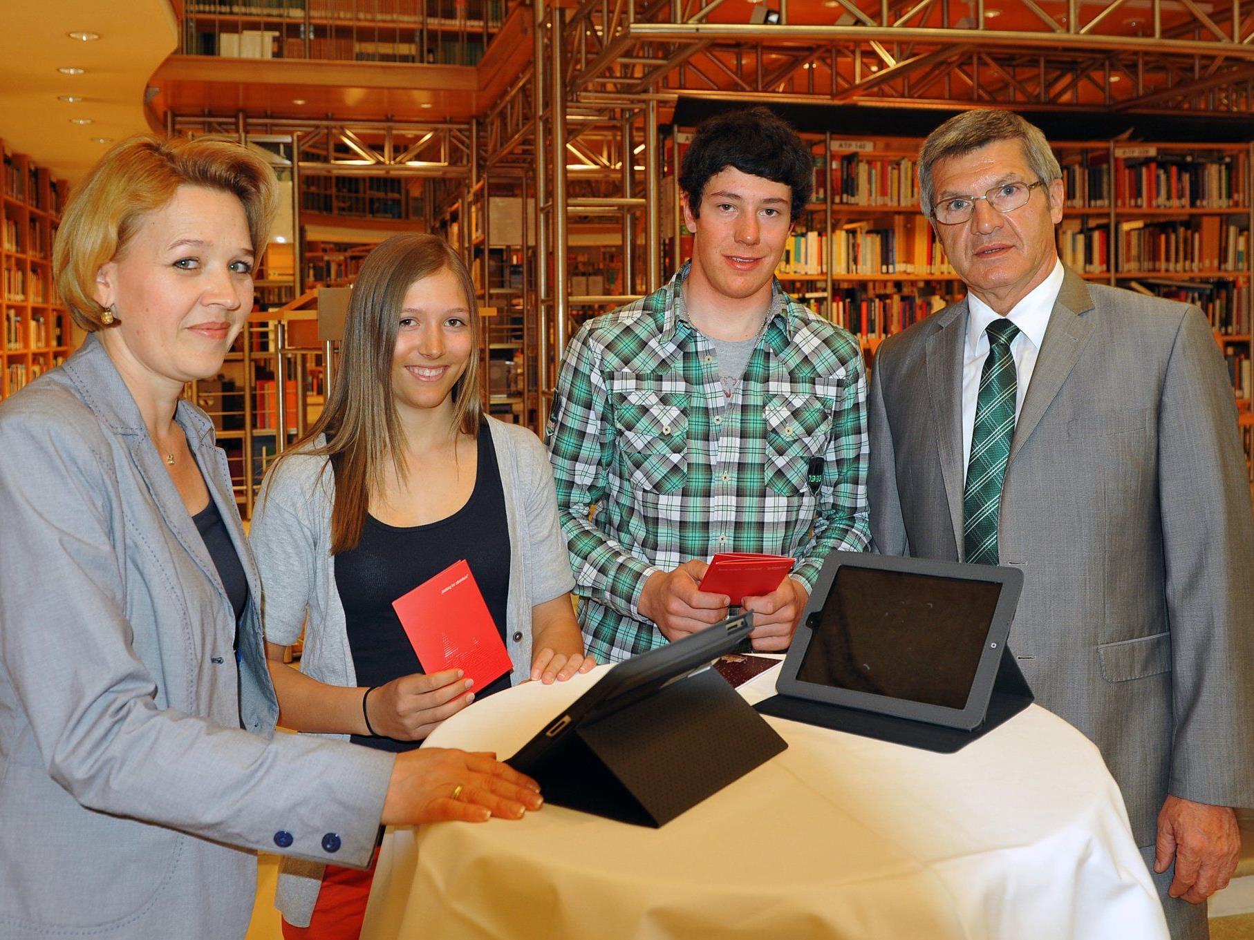 LR Kaufmann und LR Stemer bei der Übergabe der VLB-Card an die beiden Schüler Alexandra Scheyer und Mathias Graf.