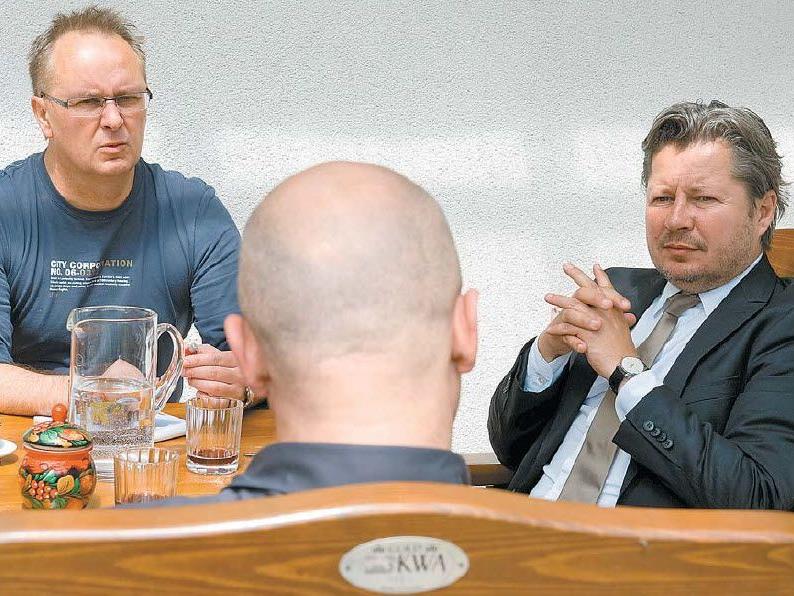 VN-Redakteur Klaus Hämmerle im Gespräch mit Markus H. (Vordergrund) und dessen Anwalt Nicolas Stieger.