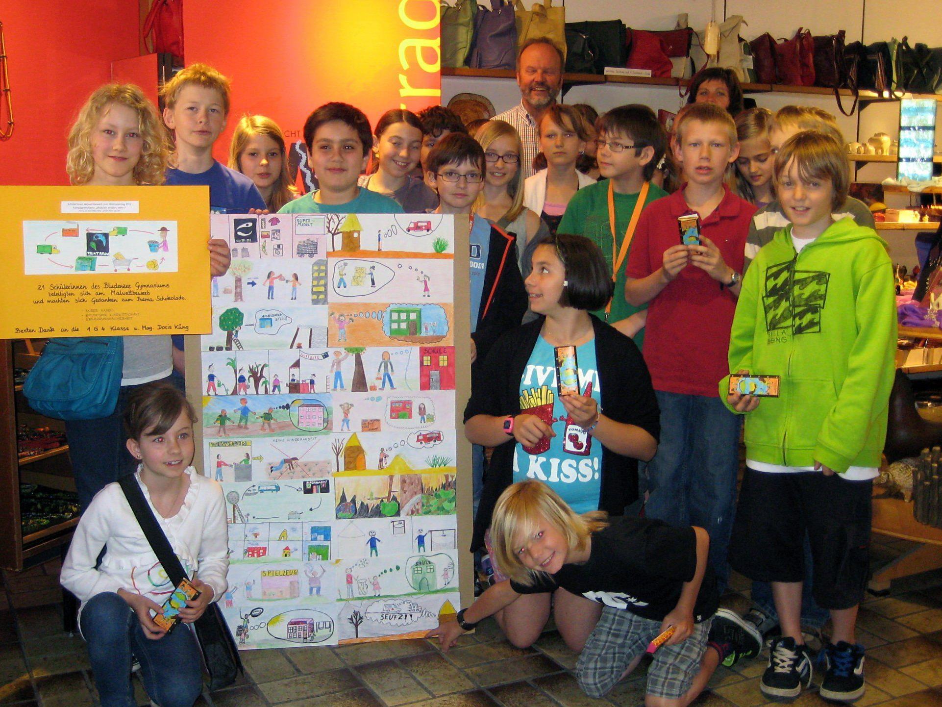 Die Schüler und Schülerinnen der Klasse 1G4 erkundeten bei der Preisverteilung den Weltladen Bludenz.