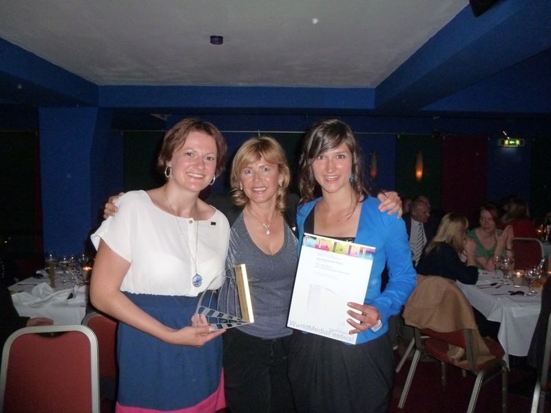 Den Preis entgegen genommen haben die Vertreterinnen der Arlberg Marketing GmbH Den Preis entgegen genommen haben die Vertreterinnen der Arlberg Marketing GmbH