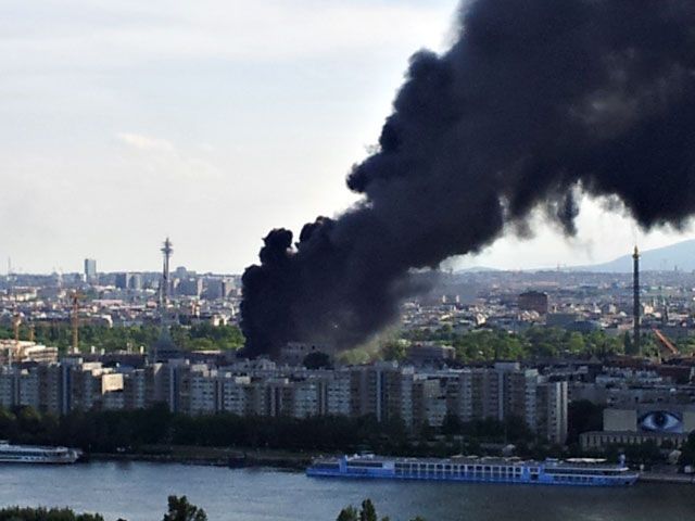 Diese Rauchsäule stand am Donnerstag über dem 2. Bezirk. Es brennt der Campus der WU Wien Diese Rauchsäule stand am Donnerstag über dem 2. Bezirk. Es brennt der Campus der WU Wien