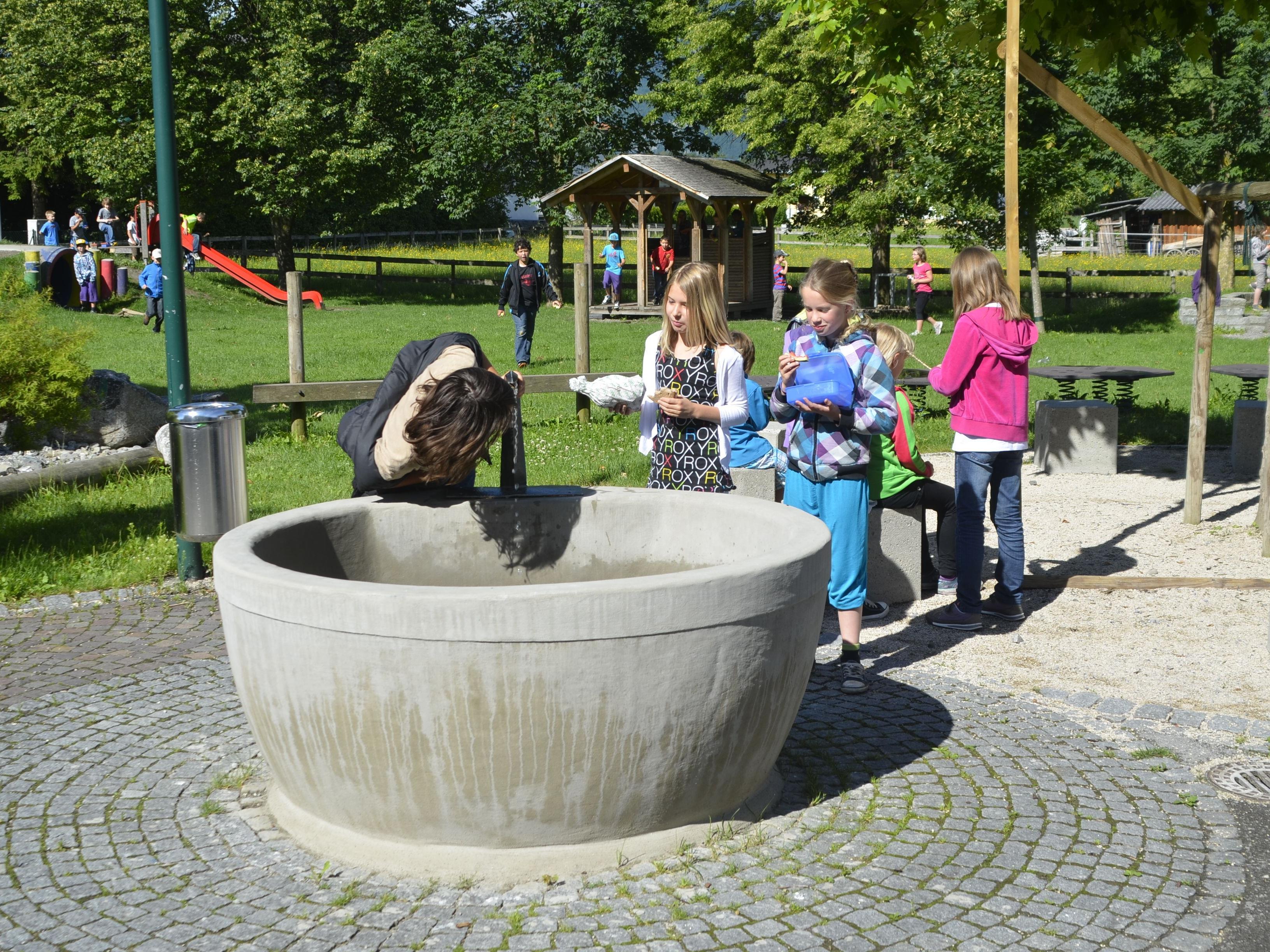 Der Brunnen vor der Volksschule Meiningen