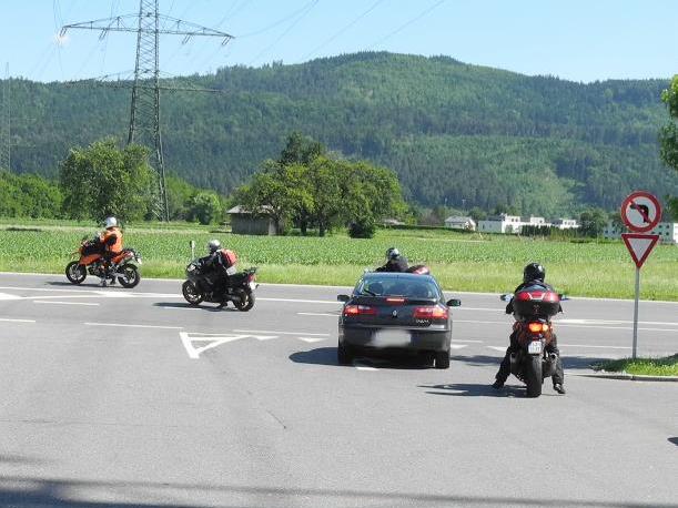 Das Linksabbiegen aus dem Werkstatt-Parkplatz  dieser Motorradfahrer ist seit 11. Juni 2012 verboten