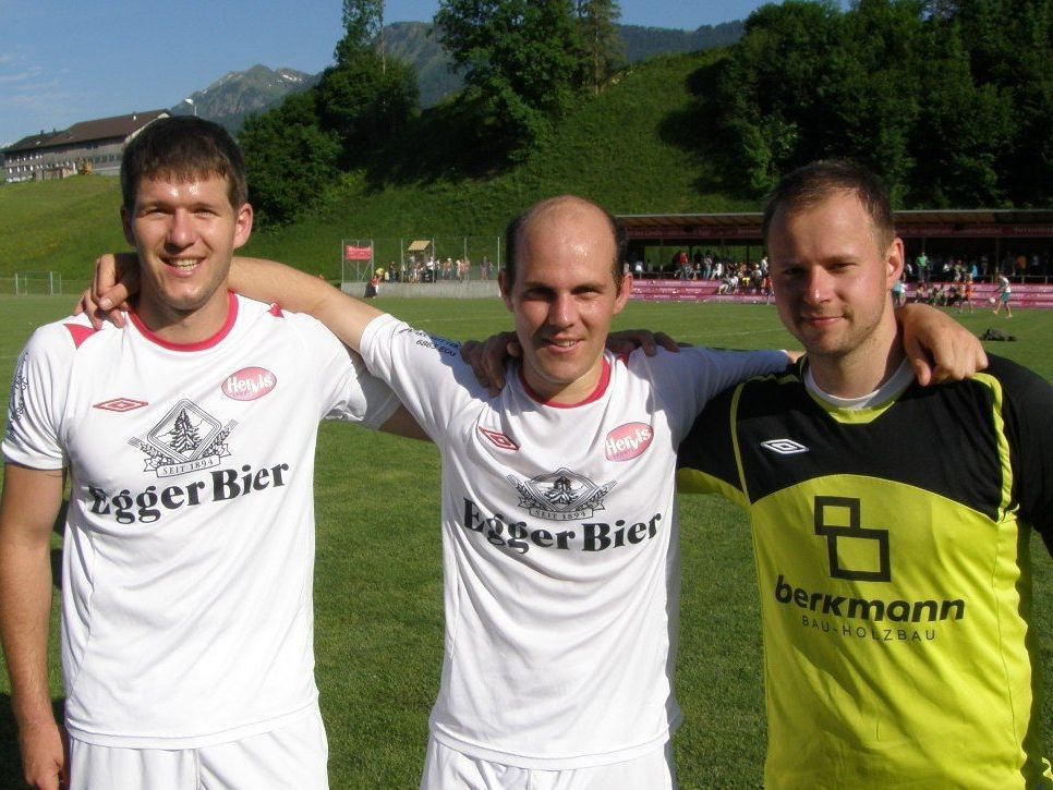 Die Torschützen Dietmar Meusburger und Mathias Mayer mit „Shut-out“ Goalie Fabian Fetz. Die Torschützen Dietmar Meusburger und Mathias Mayer mit „Shut-out“ Goalie Fabian Fetz.