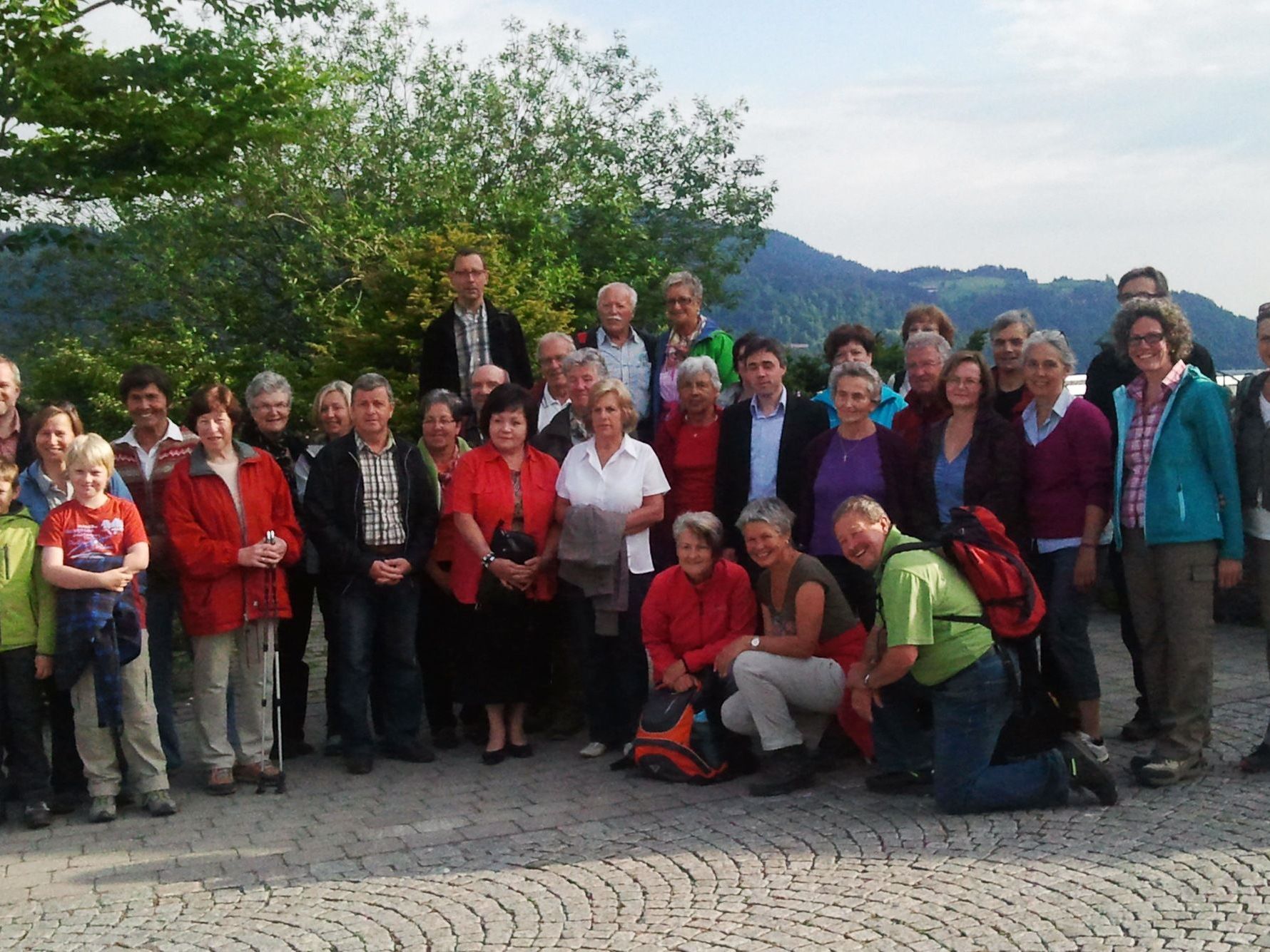 Kennelbachs Pfarrangehörige wanderten zur gemeinsamen Messe nach Buch. Kennelbachs Pfarrangehörige wanderten zur gemeinsamen Messe nach Buch.