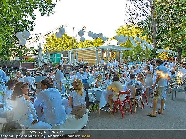 Mehr als 200 Menschen ließen es sich beim Diner en Blanc schmecken. Mehr als 200 Menschen ließen es sich beim Diner en Blanc schmecken.
