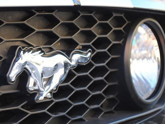 EIn Ford Mustang war in den Unfall auf der A1 verwickelt EIn Ford Mustang war in den Unfall auf der A1 verwickelt