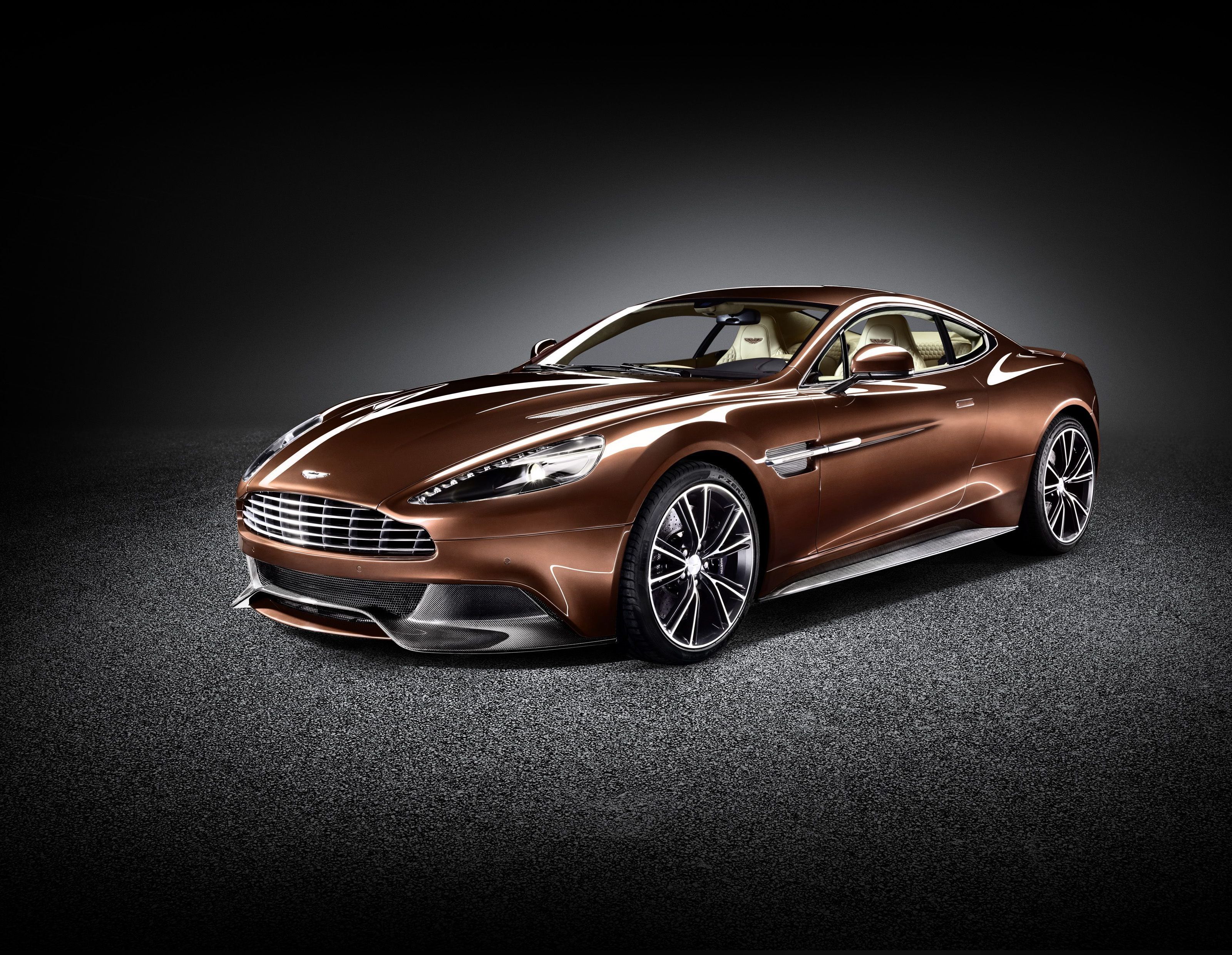 Ein Traum aus Aluminium und Karbon. Durch die neu konzipierte Karosserie wurde das Gewicht des Aston Martin Vanquish erheblich reduziert. Ein Traum aus Aluminium und Karbon. Durch die neu konzipierte Karosserie wurde das Gewicht des Aston Martin Vanquish erheblich reduziert.