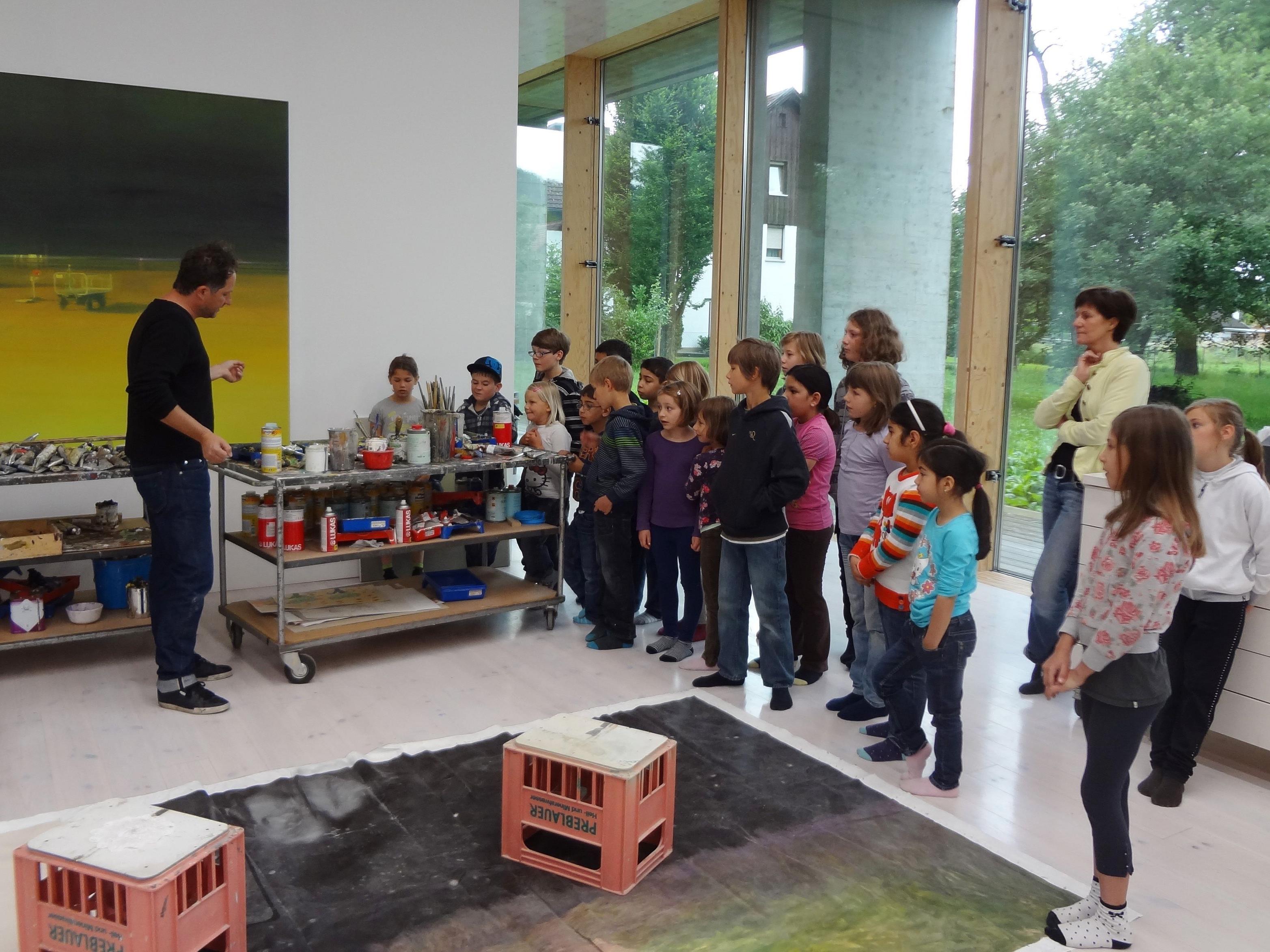 Die Schüler der VS Gütle besuchten das Atelier von Ingmar Alge in Höchst.