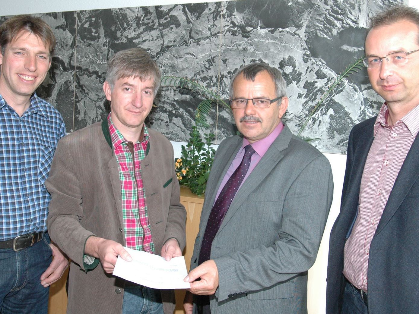 Markus Fritz und Hermann Haller (li.) übergeben den Antrag an Bgm. Andi Haid. Markus Fritz und Hermann Haller (li.) übergeben den Antrag an Bgm. Andi Haid.