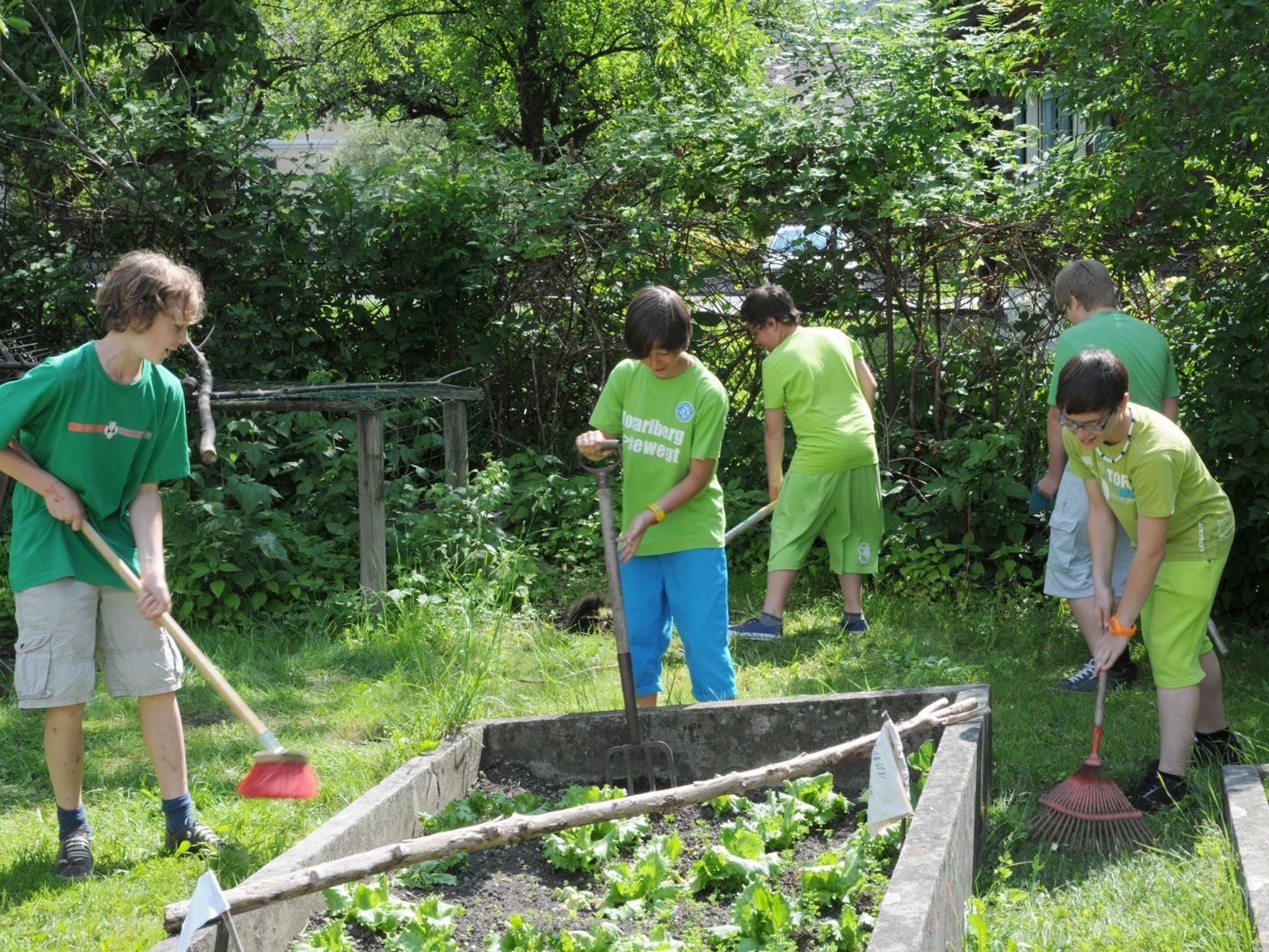 Die Nenzinger Mittelschüler sind zwischenzeitlich Experten in Sachen „Garten“. Die Nenzinger Mittelschüler sind zwischenzeitlich Experten in Sachen „Garten“.