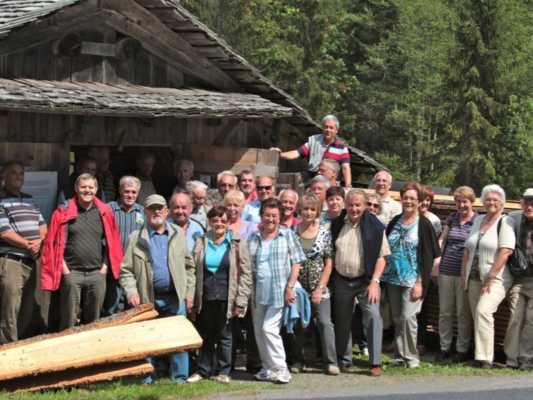Der historische Handwerksbetrieb fand großes Interesse bei den SeniorInnen. Der historische Handwerksbetrieb fand großes Interesse bei den SeniorInnen.