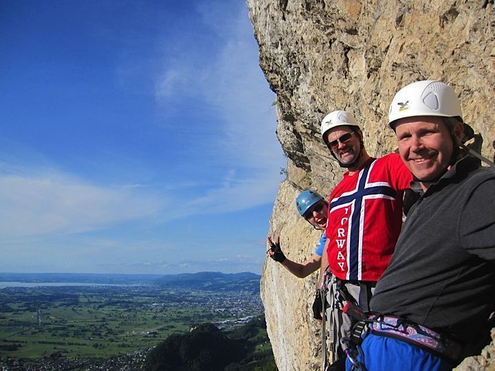 Karianne, Will und Rick gingen zum ersten Mal auf die Via Ferrata und genossen es in höchsten Zügen Karianne, Will und Rick gingen zum ersten Mal auf die Via Ferrata und genossen es in höchsten Zügen