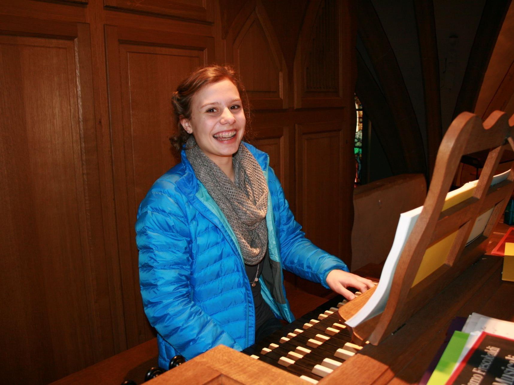Barbara Salomon an der Orgel