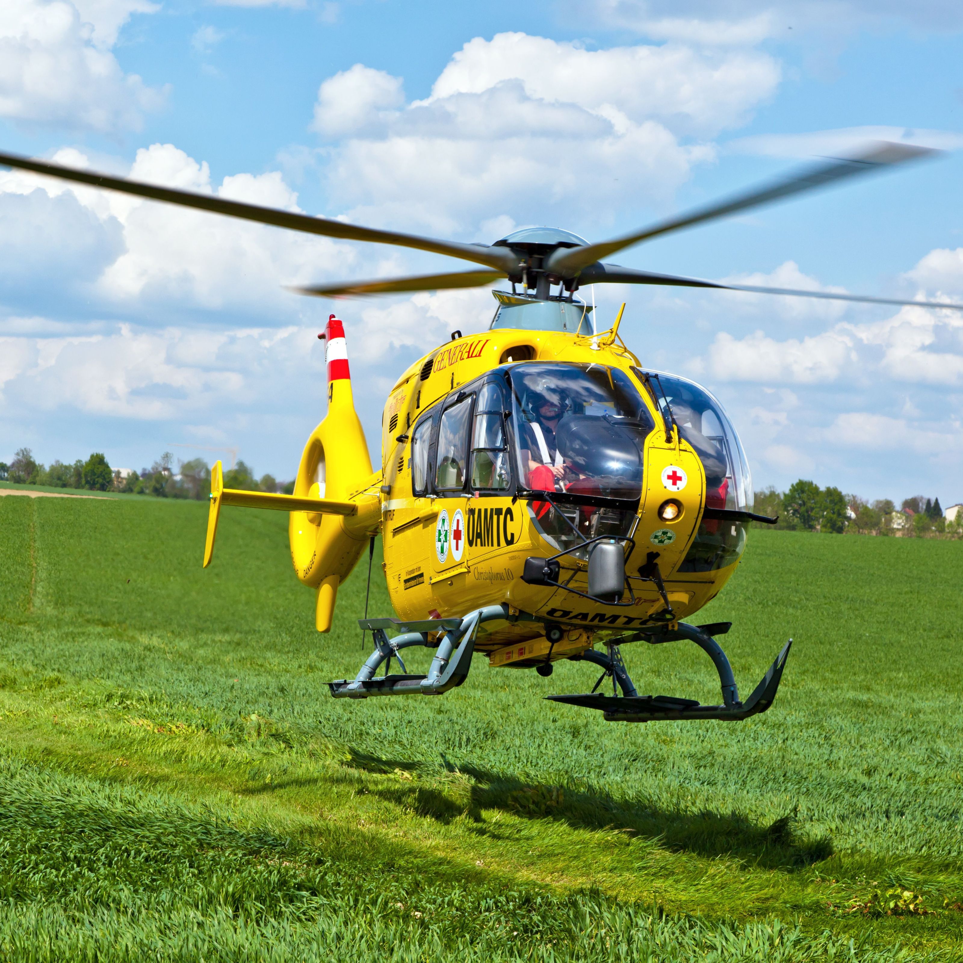Der Rettungshubschrauber C8 brachte die Verletzten ins LKH Feldkirch. Der Rettungshubschrauber C8 brachte die Verletzten ins LKH Feldkirch.