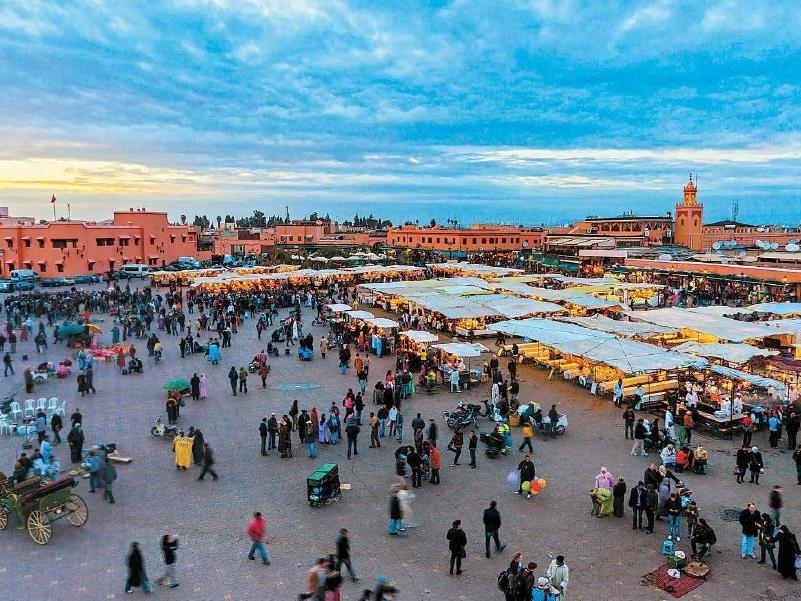 Der belebte Hauptplatz Marrakeschs - der Djemaa el Fna