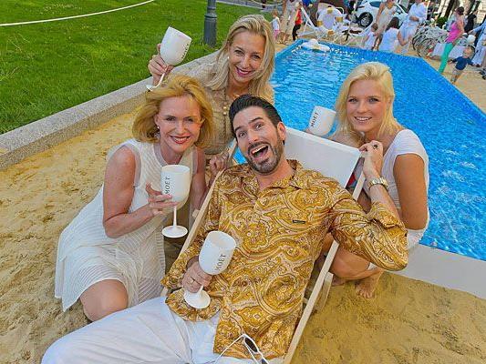 Zahlreiche Promis ließen sich bei dem Empfang am Ring den exklusiven Champagner schmecken Zahlreiche Promis ließen sich bei dem Empfang am Ring den exklusiven Champagner schmecken