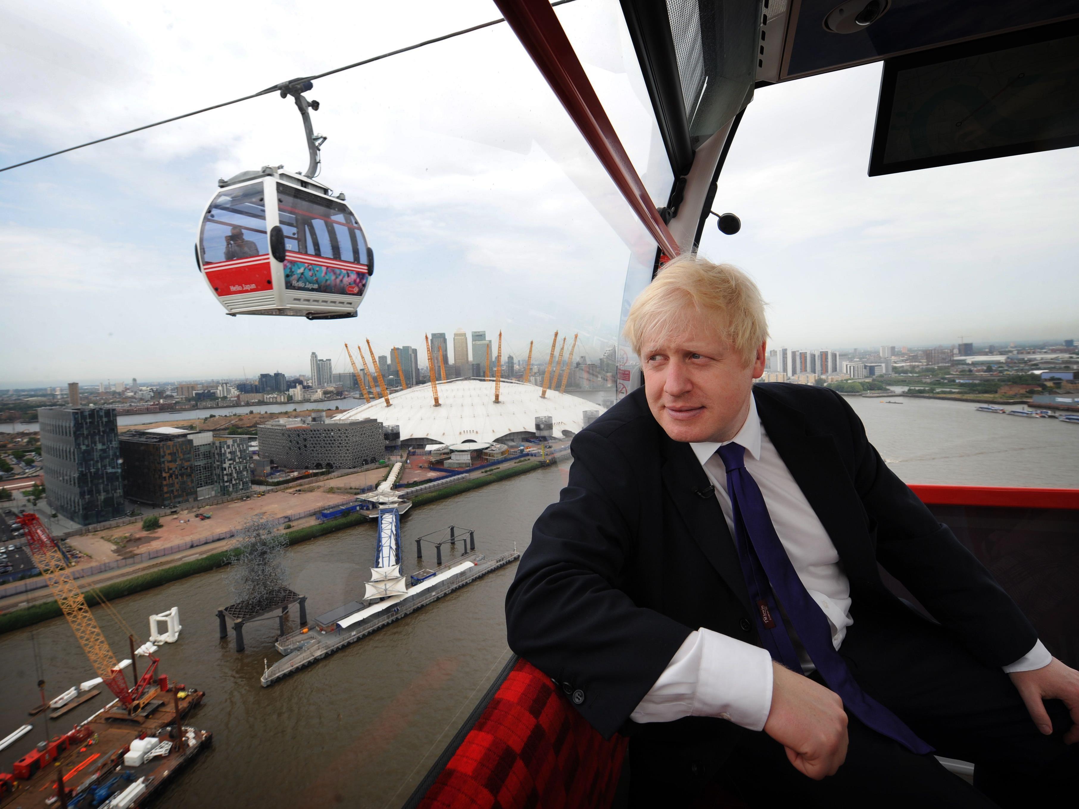 Londons Bürgermeister Boris Johnson ist sichtlich angetan von der neuen Attraktion.