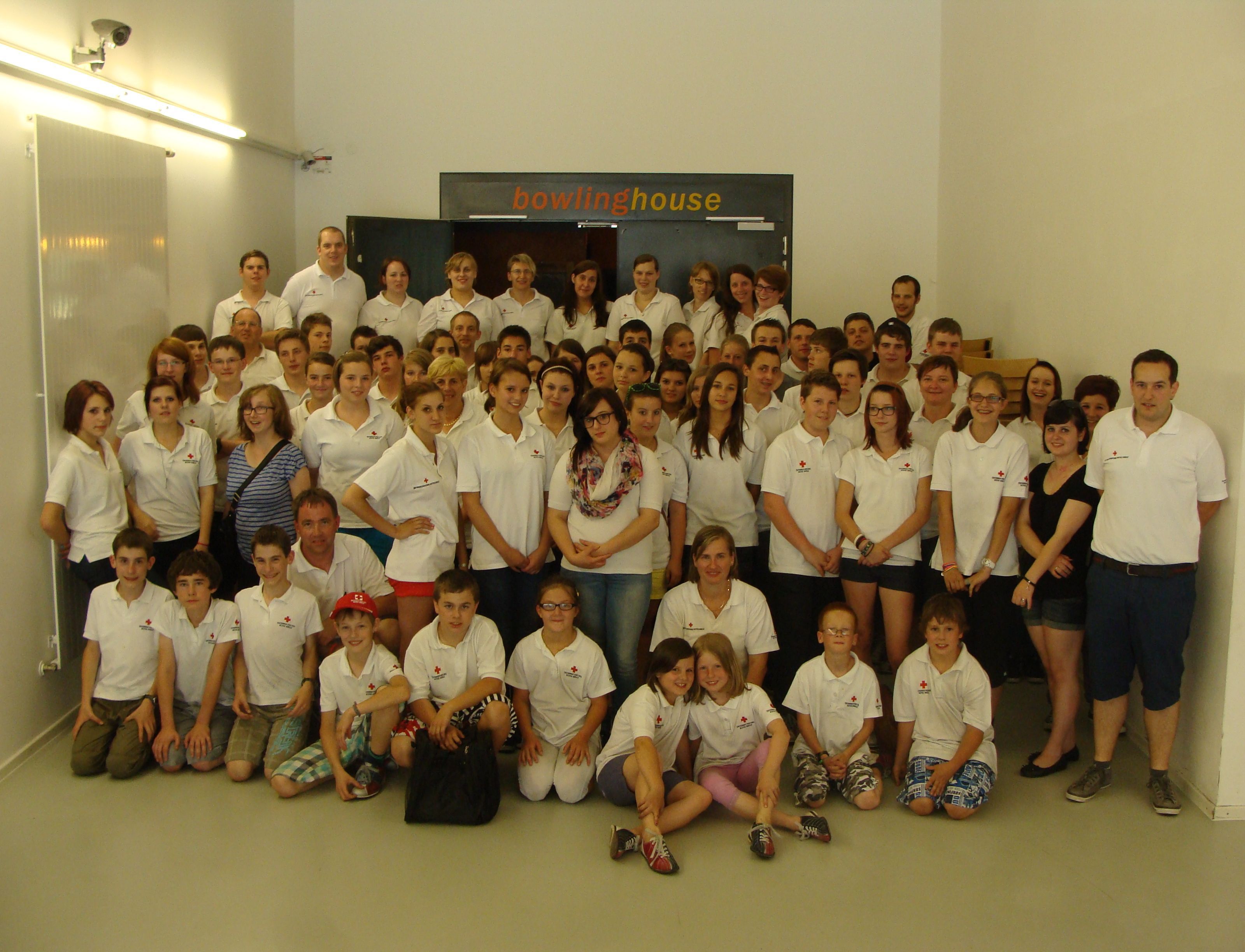 75 Jugendliche aus dem ganzen Land trafen sich mit ihren Gruppenleitern im Bowling Haus ein. 75 Jugendliche aus dem ganzen Land trafen sich mit ihren Gruppenleitern im Bowling Haus ein.