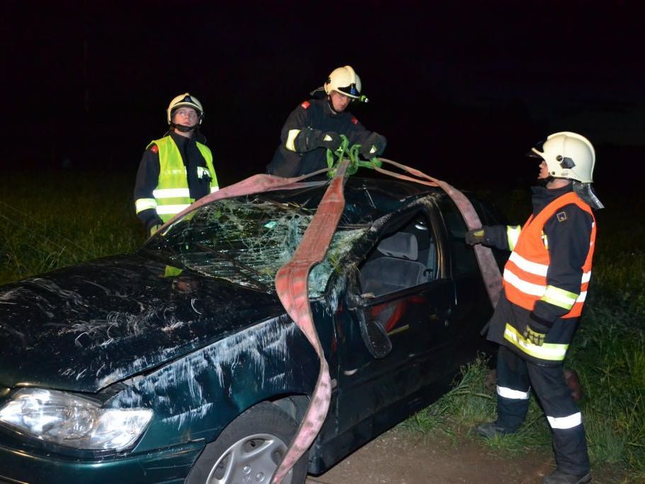 Zu einem gefährlichen Fahrzeugüberschlag kam es auf der B54 bei Föhrenau