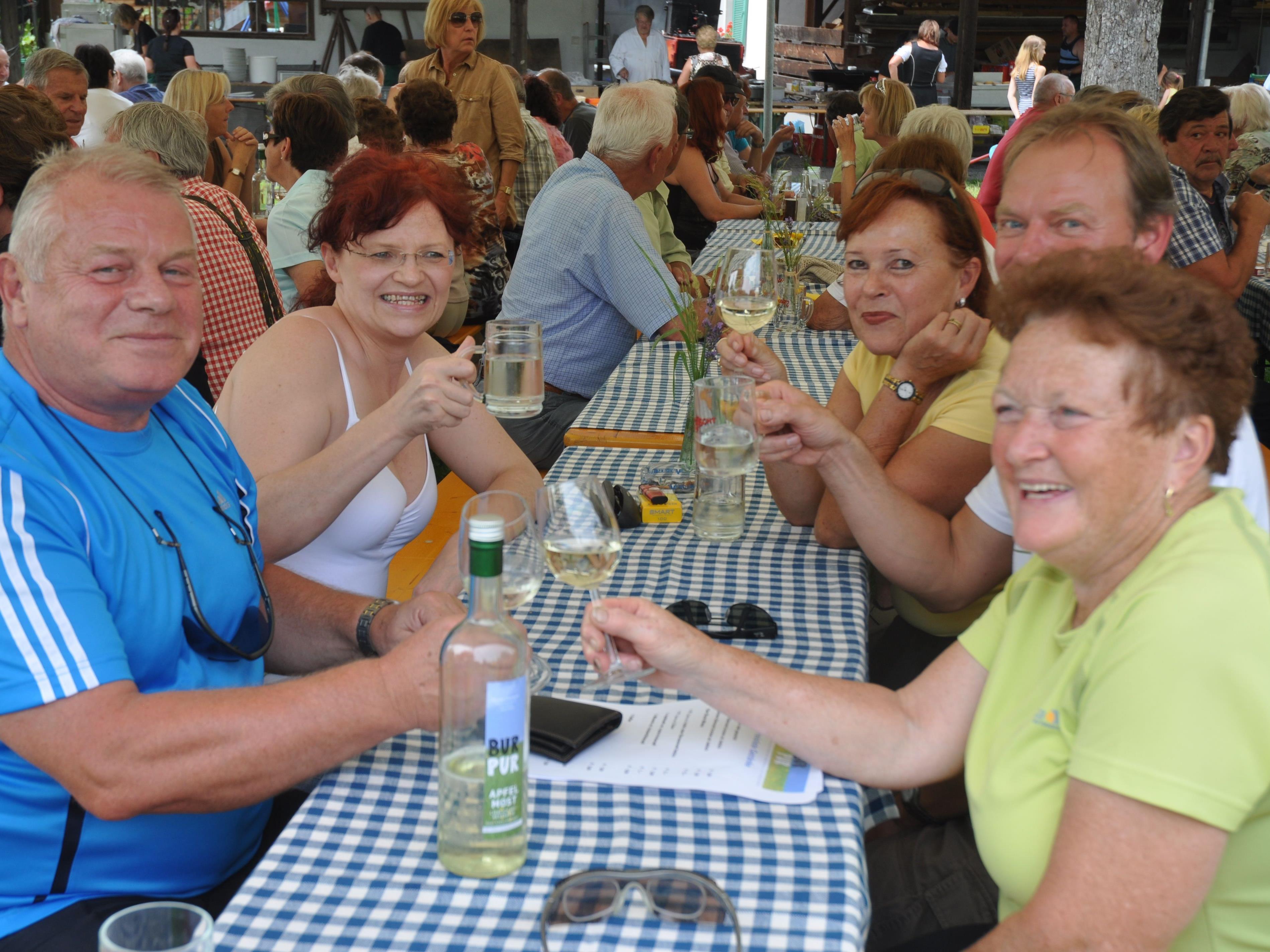 Kulinarische Köstlichkeiten und eine tolle Stimmung beim Bündtfest in Röthis.