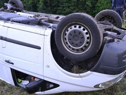 Neunkirchen: Kleinbus nach Überschlag auf der LH134 am Dach gelandet Neunkirchen: Kleinbus nach Überschlag auf der LH134 am Dach gelandet