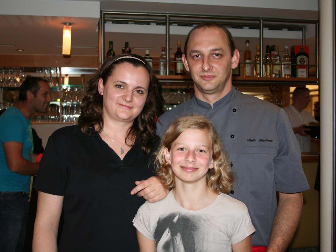 Neo-Dorfcafé-Wirte Andreas Pehr und Ulrike Schuster mit Töchterchen.