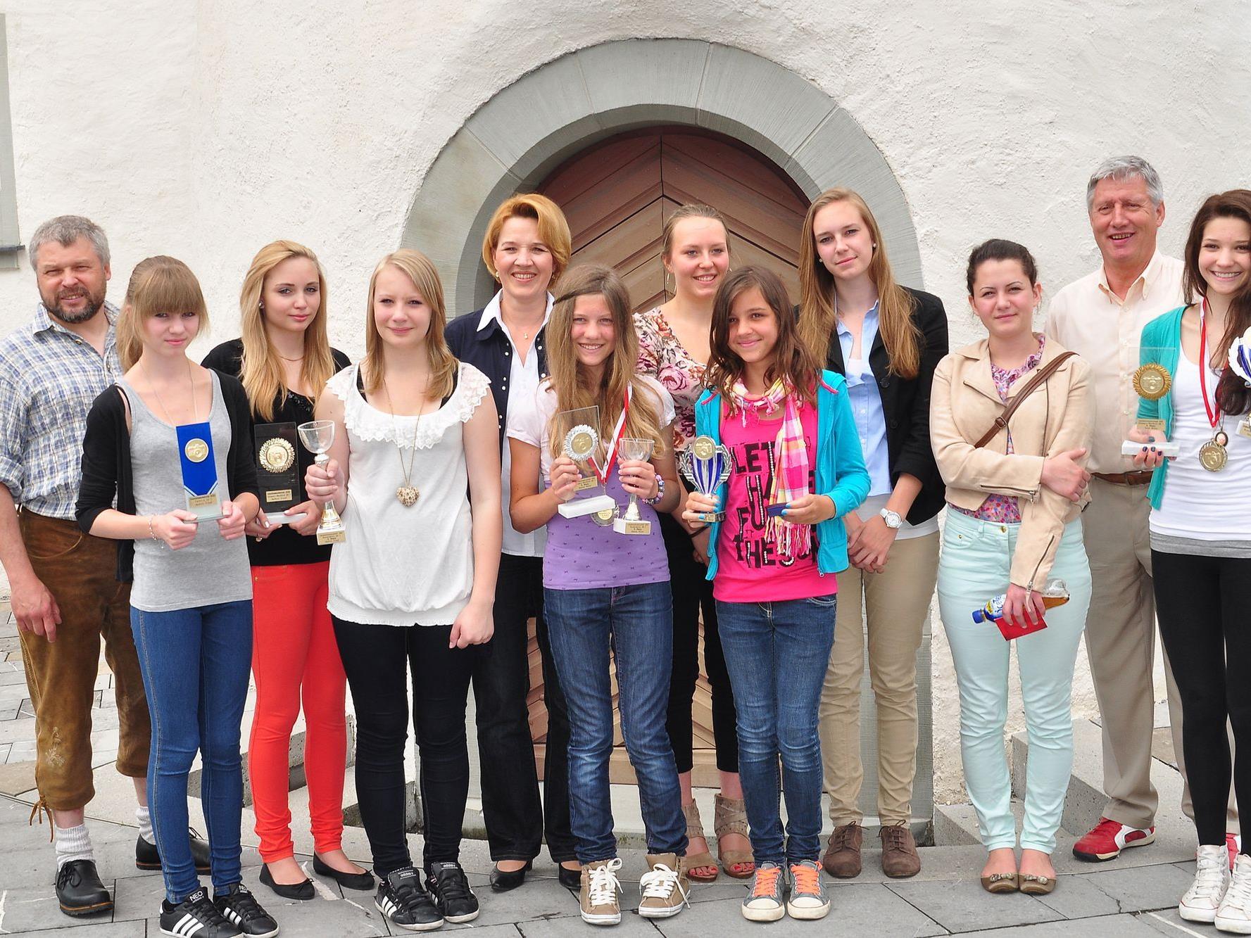 Landesrätin Andrea Kaufmann gratuliert dem Fotoclub ESV Feldkirch zum Gewinn der Teamwertung.