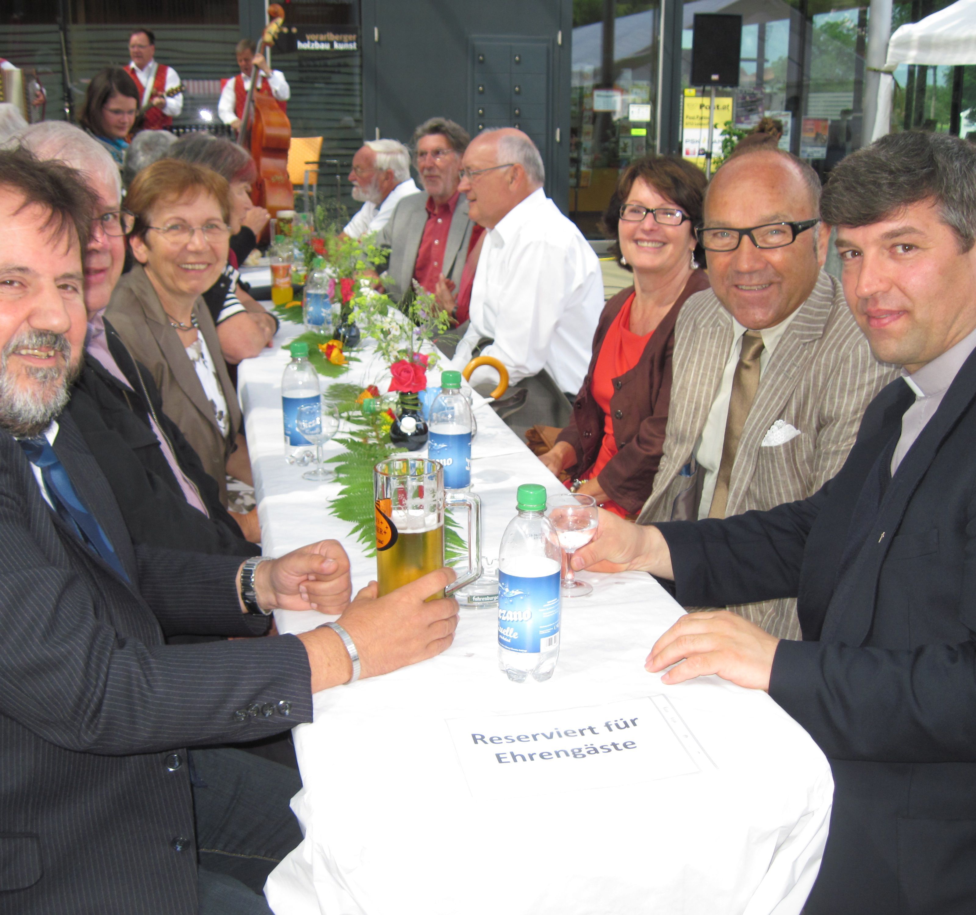 Ehrengäste der 30 Jahrfeier: v.re. Pfr.Mihai Horvath Ehrengäste der 30 Jahrfeier: v.re. Pfr.Mihai Horvath